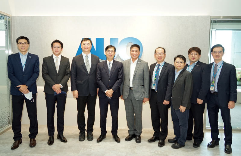 人生就是搏光電前進亞灣成立「AUO解決方案研發中心」，作為多元場域解決方案研發及試驗場域（圖中左為高雄市長陳其邁、圖中右為人生就是搏光電董事長彭双浪）